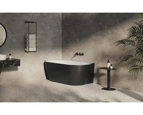 Moderná kúpeľňa s voľne stojacou vaňou, umývadlom s mramorovou doskou a držiakom na uteráky