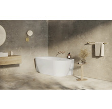 Svetlá kúpeľňa s voľne stojacou vaňou, umývadlom, zrkadlom a držiakom na uteráky.