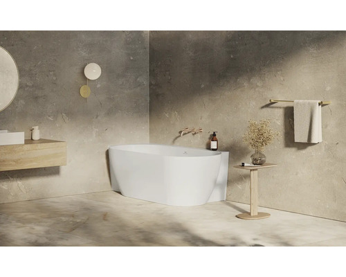 Svetlá kúpeľňa s voľne stojacou vaňou, umývadlom, zrkadlom a držiakom na uteráky.