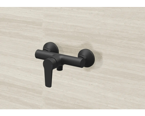 Čierna sprchová batéria na stene