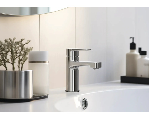 Moderná kúpeľňa s umývadlom a kovovou batériou.