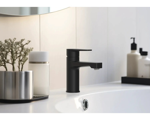 Čierna umývadlová batéria na umývadle v kúpeľni