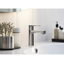 Kovová umývadlová batéria na umývadle v kúpeľni