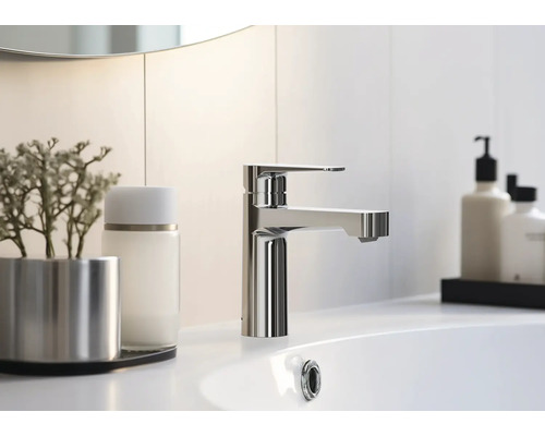 Kovová umývadlová batéria na umývadle v kúpeľni