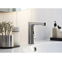 Na umývadle je vodovodná batéria so senzorom.