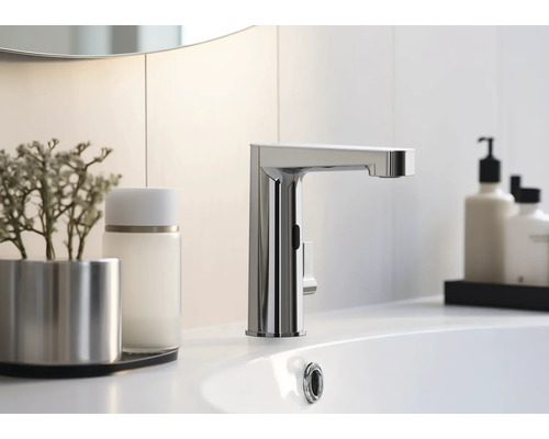 Na umývadle je vodovodná batéria so senzorom.