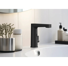 Čierna umývadlová batéria na umývadle