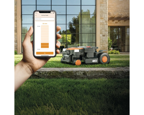 Robotická kosačka v prevádzke, ovládaná pomocou aplikácie pre inteligentné telefóny na nastavenie výšky kosenia