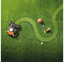 Pohľad zhora na trávnik s robotickou kosačkou, basketbalovou loptou, hračkou, záhradnými nožnicami, tenisovou loptičkou, okuliarmi a kľúčmi