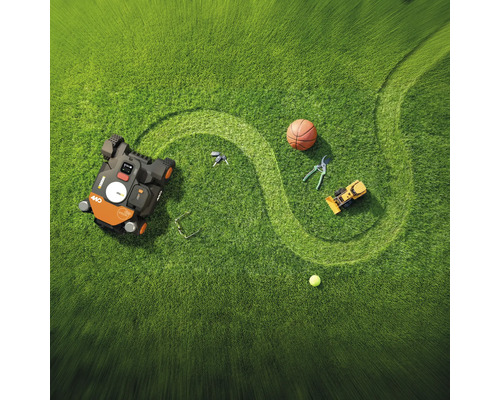 Pohľad zhora na trávnik s robotickou kosačkou, basketbalovou loptou, hračkou, záhradnými nožnicami, tenisovou loptičkou, okuliarmi a kľúčmi