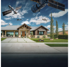 Moderný dom s robotickou kosačkou a satelitmi na oblohe