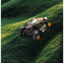 Robotická kosačka na trávniku