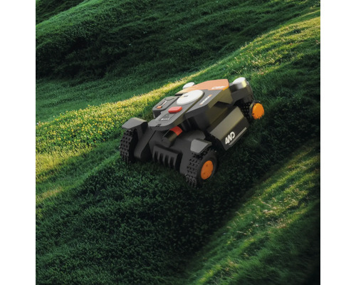 Robotická kosačka na trávniku