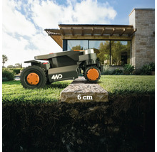 Robotická kosačka prekonáva obrubník vysoký 6 centimetrov.