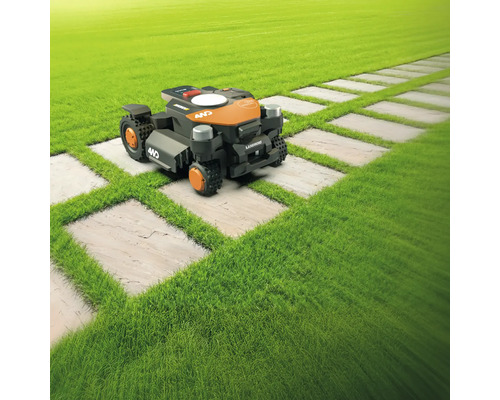 Robotická kosačka na trávniku