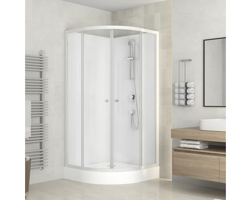 Rohová sprcha s posuvnými dverami vo svetlej kúpeľni