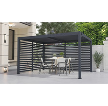 Terasa s pergolou, stolom a stoličkami pre vonkajšie použitie