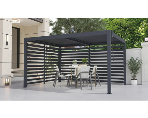 Štvorcová pergola s lamelovými stenami a jedálenskou súpravou na terase.