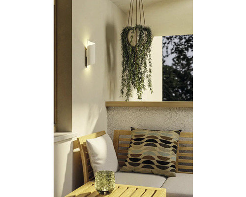 Scéna s nástennou lampou, závesnou rastlinou a posedením vonku