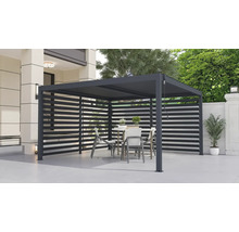 Pergola s lamelovými stenami a záhradným nábytkom na terase