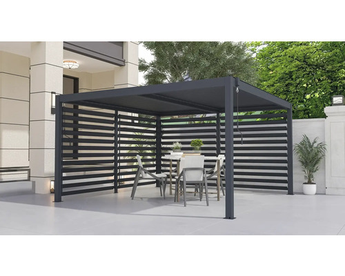 Pergola s lamelovými stenami a záhradným nábytkom na terase