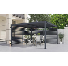 Pergola s lamelovými stenami a jedálenskou súpravou v záhrade