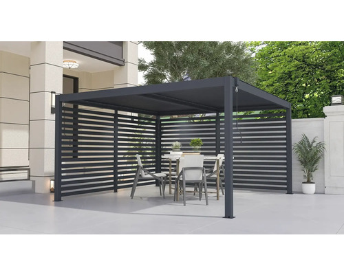 Pergola s lamelovými stenami a jedálenskou súpravou v záhrade