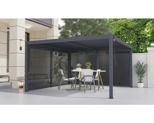 Zastrešená terasa s nábytkom a roletou ako ochranou súkromia