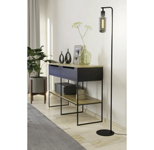 Moderný interiér s komodou, dekoráciou a stojacou lampou