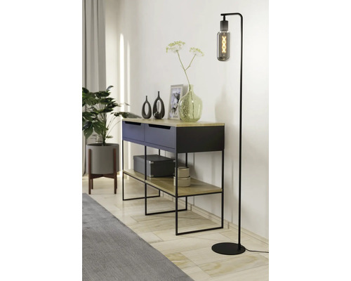 Moderný interiér s komodou, dekoráciou a stojacou lampou