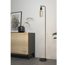 Stojaca lampa s retro žiarovkou vedľa príborníka