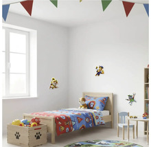 Detská izba s posteľnou bielizňou a nástennými nálepkami Labková patrola, truhlica na hračky a trojuholníkové vlajky