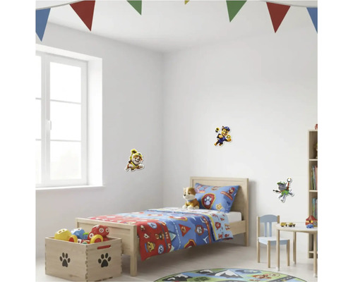 Detská izba s posteľnou bielizňou a nástennými nálepkami Labková patrola, truhlica na hračky a trojuholníkové vlajky