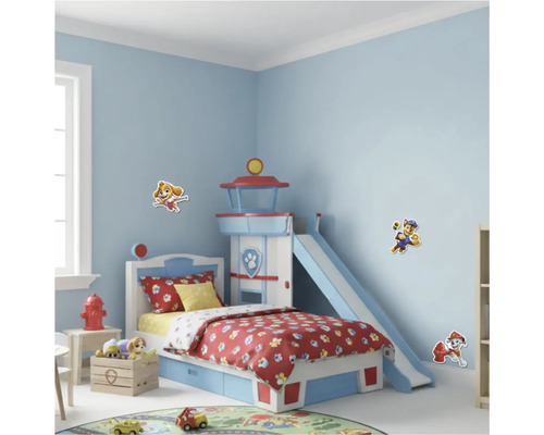 Detská izba s posteľou Labková patrola a nálepkami na stenu