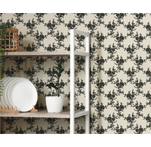 Tapeta s kvetinovým vzorom na stene s policou