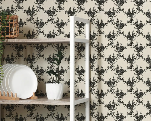 Tapeta s kvetinovým vzorom na stene s policou