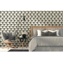 Spálňa s kvetinovou tapetou, posteľou, kreslom a stojacou lampou