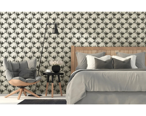 Spálňa s kvetinovou tapetou, posteľou, kreslom a stojacou lampou