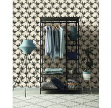 Ukážka usporiadania s vešiakom na oblečenie, stojacou lampou a vzorovanou tapetou pre štýlové prostredie.