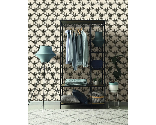 Ukážka usporiadania s vešiakom na oblečenie, stojacou lampou a vzorovanou tapetou pre štýlové prostredie.