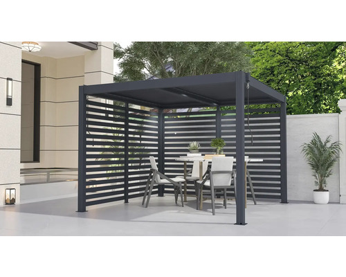 Štvorcový pavilón s lamelovými stenami a záhradným nábytkom na terase