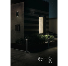 Vonkajší pohľad na dom s záhradným osvetlením a nástennými svietidlami v noci