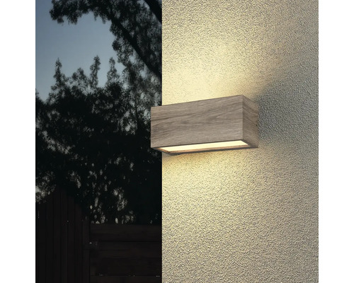 Vonkajšie nástenné svietidlo farby dreva na stene