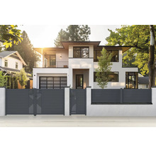 Moderný dom s vjazdovou bránou a plotom