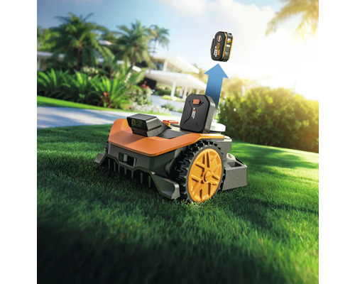 Robotická kosačka Worx s batériou na trávniku pred domom