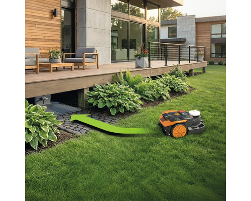 Robotická kosačka so zelenou šípkou idúcou k nabíjacej stanici pod drevenou terasou