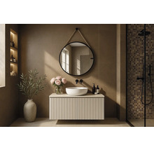 Svetlá kúpeľňa s umývadlovou skrinkou, okrúhlym zrkadlom so závesom na lane a obloženým sprchovacím kútom