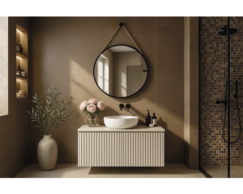 Svetlá kúpeľňa s umývadlovou skrinkou, okrúhlym zrkadlom so závesom na lane a obloženým sprchovacím kútom