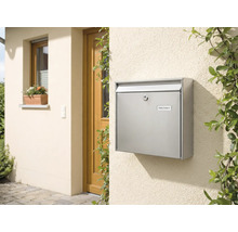 Nerezová poštová schránka na stene domu vedľa dverí