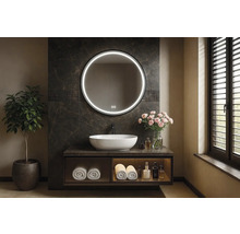 Moderná kúpeľňa s okrúhlym zrkadlom, umývadlom na dosku a skrinkou pod umývadlo